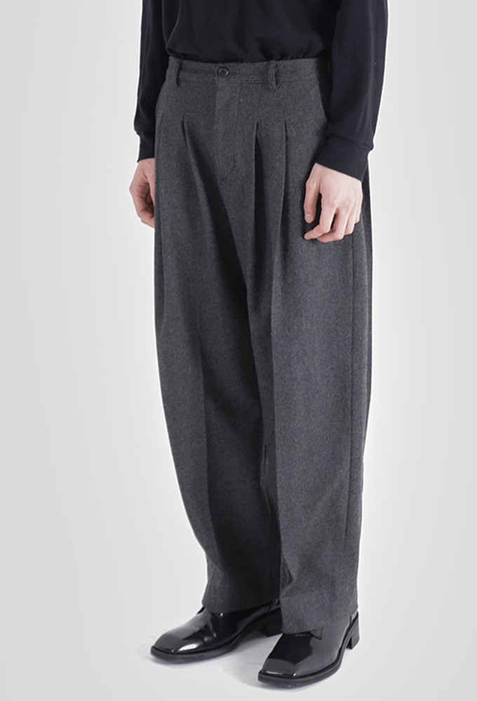 Wool curve tuck pants (ad.) charcoal