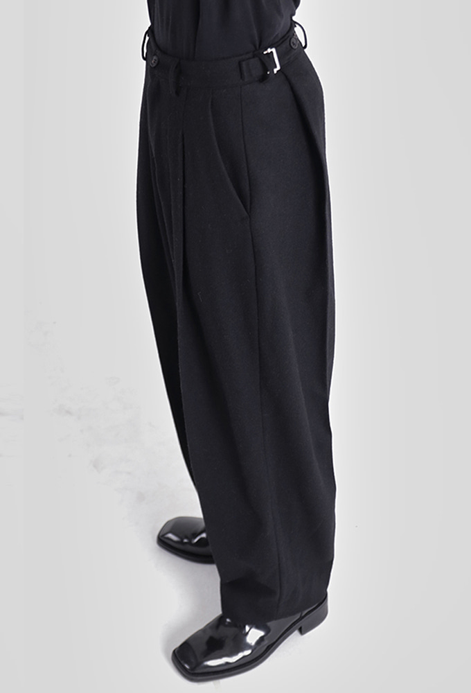 Wool curve tuck pants (ad.) black