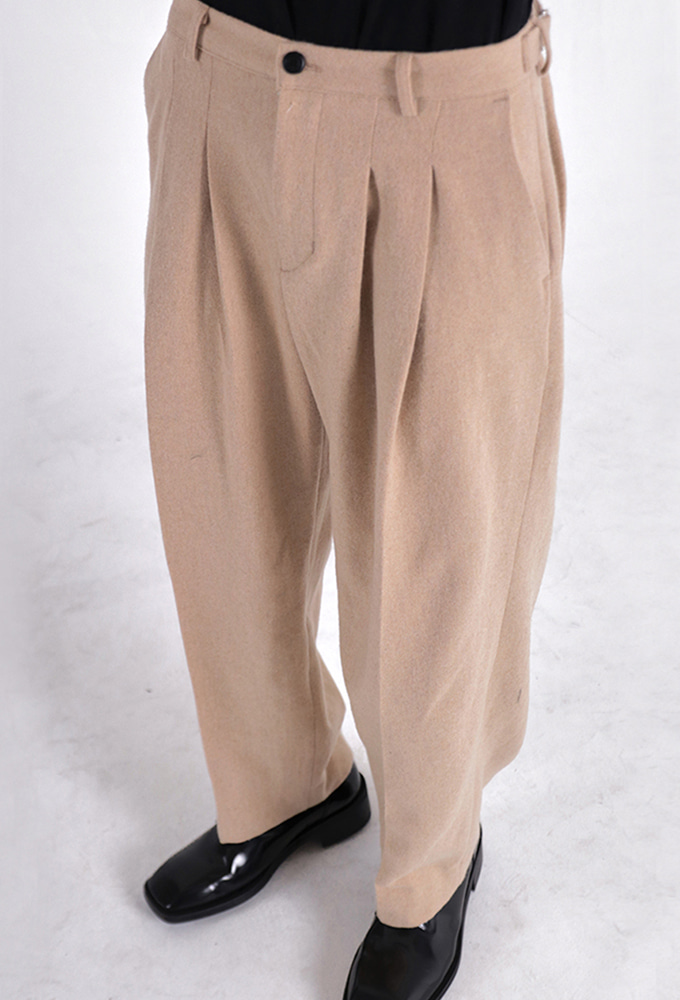 Wool curve tuck pants (ad.) light brown